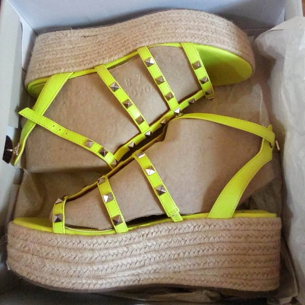 New in box Marc Fisher Jansen sandal  7.5 neon yellow studded